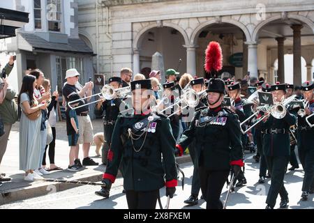 Eton, Windsor, Großbritannien. Mai 2024. Die Sonne brachte heute viele Besucher nach Royal Windsor, um die Wachwechsel auf dem Weg zum Schloss Windsor zu beobachten. Die Wachen heute waren die Windsor Castle Guard, das 1. Bataillon der Welsh Guards mit musikalischer Unterstützung durch die Band of the Brigade of Gurkhas. Quelle: Maureen McLean/Alamy Live News Stockfoto