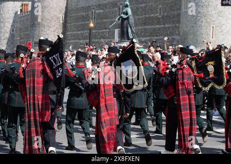 Eton, Windsor, Großbritannien. Mai 2024. Die Sonne brachte heute viele Besucher nach Royal Windsor, um die Wachwechsel auf dem Weg zum Schloss Windsor zu beobachten. Die Wachen heute waren die Windsor Castle Guard, das 1. Bataillon der Welsh Guards mit musikalischer Unterstützung durch die Band of the Brigade of Gurkhas. Quelle: Maureen McLean/Alamy Live News Stockfoto