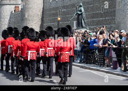 Eton, Windsor, Großbritannien. Mai 2024. Die Sonne brachte heute viele Besucher nach Royal Windsor, um die Wachwechsel auf dem Weg zum Schloss Windsor zu beobachten. Die Wachen heute waren die Windsor Castle Guard, das 1. Bataillon der Welsh Guards mit musikalischer Unterstützung durch die Band of the Brigade of Gurkhas. Quelle: Maureen McLean/Alamy Live News Stockfoto