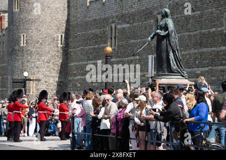 Eton, Windsor, Großbritannien. Mai 2024. Die Sonne brachte heute viele Besucher nach Royal Windsor, um die Wachwechsel auf dem Weg zum Schloss Windsor zu beobachten. Die Wachen heute waren die Windsor Castle Guard, das 1. Bataillon der Welsh Guards mit musikalischer Unterstützung durch die Band of the Brigade of Gurkhas. Quelle: Maureen McLean/Alamy Live News Stockfoto