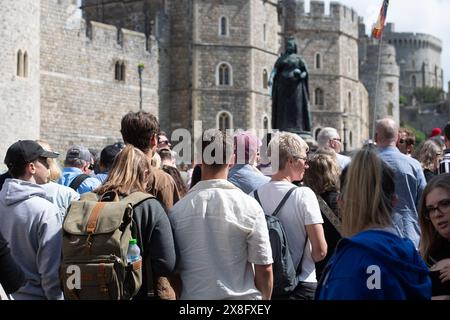 Eton, Windsor, Großbritannien. Mai 2024. Die Sonne brachte heute viele Besucher nach Royal Windsor, um die Wachwechsel auf dem Weg zum Schloss Windsor zu beobachten. Die Wachen heute waren die Windsor Castle Guard, das 1. Bataillon der Welsh Guards mit musikalischer Unterstützung durch die Band of the Brigade of Gurkhas. Quelle: Maureen McLean/Alamy Live News Stockfoto