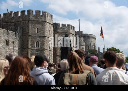 Eton, Windsor, Großbritannien. Mai 2024. Die Sonne brachte heute viele Besucher nach Royal Windsor, um die Wachwechsel auf dem Weg zum Schloss Windsor zu beobachten. Die Wachen heute waren die Windsor Castle Guard, das 1. Bataillon der Welsh Guards mit musikalischer Unterstützung durch die Band of the Brigade of Gurkhas. Quelle: Maureen McLean/Alamy Live News Stockfoto