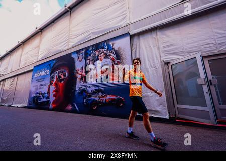 © SPORTPIXPRESS/MAXPPP, Monaco. Mai 2024. FORMEL 1 GRAND PRIX DE MONACO piastri (oscar) - (mclaren) begrüßt seine Fans auf einem Fahrerlager Credit: MAXPPP/Alamy Live News Stockfoto