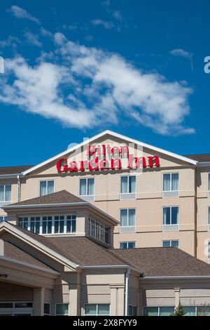 LARAMIE, WY, USA - 13. MAI 2024: Außenansicht des Hilton Garden Inn Motels und Markenlogo. Stockfoto