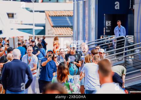 © SPORTPIXPRESS/MAXPPP, Monaco. Mai 2024. FORMEL 1 GRAND PRIX DE MONACO russell (george) - (mercedes amg petronas) unterzeichnet mit seinen Fans ein Cap Credit: MAXPPP/Alamy Live News Stockfoto