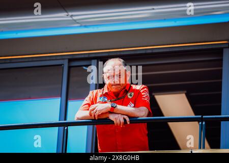 © SPORTPIXPRESS/MAXPPP, Monaco. Mai 2024. FORMEL 1 GRAND PRIX DE MONACO vasseur (frederic) - (ferrari) scheint auf dem Balkon des Ferrari-Teams Zweifel zu haben Credit: MAXPPP/Alamy Live News Stockfoto