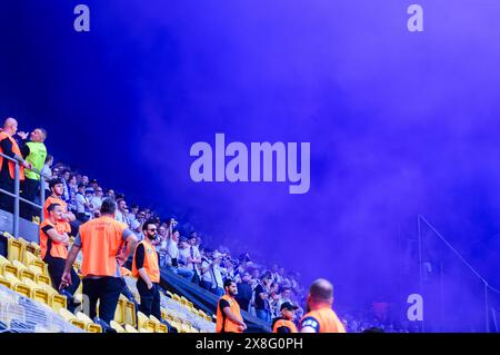 Dresden, Deutschland. Mai 2024. Fußball: Sachsen Cup, SG Dynamo Dresden - FC Erzgebirge Aue, Finale, Rudolf-Harbig-Stadion. Aue-Fans haben die Pyrotechnik gestartet. Quelle: Robert Michael/dpa/ZB/dpa/Alamy Live News Stockfoto