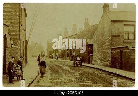 Original-Postkarte der edwardianischen Straßenszene oder viktorianischen Straßenszene, Lieferjungen mit Körben und Trolley, Milchabfluss auf dem Wagen, Hopetown, Normanton, Wakefield, Yorkshire, GROSSBRITANNIEN Stockfoto