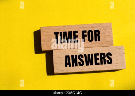 Zeit für Antworten Wörter auf Holzblöcken mit gelbem Hintergrund. Symbol für die konzeptionelle Zeit für Antworten. Kopierbereich. Stockfoto