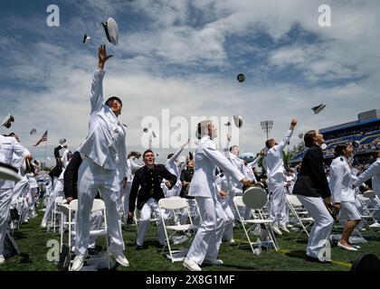 Annapolis, Usa. Mai 2024. Neu in auftrag gegebene Midshipmen werfen ihre Hüte in die Luft während der traditionellen U. S Naval Academy Abschlussfeier im Navy-Marine Corps Memorial Stadium am 24. Mai 2024 in Annapolis, Maryland. U. US-Verteidigungsminister Lloyd J. Austin III. Hielt die Antrittsrede an die 1.040 Mittelschiffer der Klasse von 2024. Kredit: MC2 Mariano Lopez/USA Navy/Alamy Live News Stockfoto