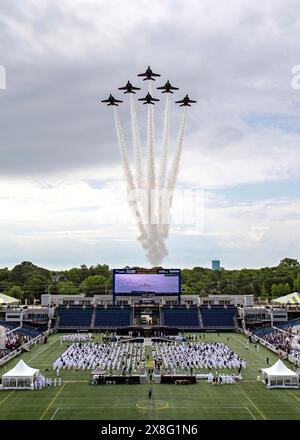 Annapolis, Usa. Mai 2024. Die US Navy Blue Angels, Flugdemonstrationsschwadron, führt einen Formationsübergang über die neu in Auftrag gegebene U durch S Naval Academy Midshipmen im Navy-Marine Corps Memorial Stadium, 24. Mai 2024 in Annapolis, Maryland. U. US-Verteidigungsminister Lloyd J. Austin III. Hielt die Antrittsrede an die 1.040 Mittelschiffer der Klasse von 2024. Kredit: MC1 Bobby Baldock/USA Navy/Alamy Live News Stockfoto