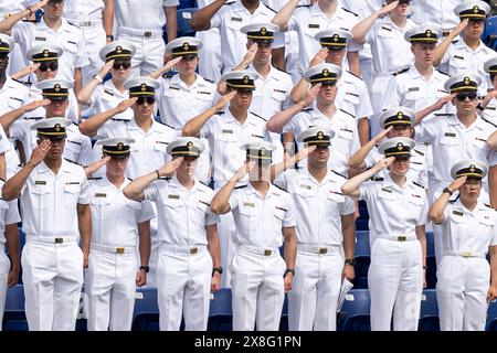 Annapolis, Usa. Mai 2024. U. Die Midshipmen der Naval Academy grüßen während des Auftritts der Nationalhymne für die Abschlussfeier im Navy-Marine Corps Memorial Stadium am 24. Mai 2024 in Annapolis, Maryland. U. US-Verteidigungsminister Lloyd J. Austin III. Hielt die Antrittsrede an die 1.040 Mittelschiffer der Klasse von 2024. Quelle: PO1 Alexander Kubitza/USA Navy/Alamy Live News Stockfoto