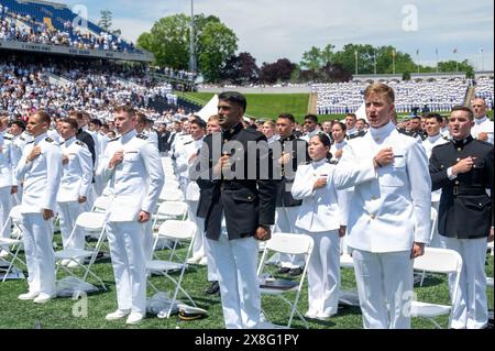 Annapolis, Usa. Mai 2024. U. Die Midshipmen der Naval Academy während der Abschlussfeier und der Inbetriebnahme im Navy-Marine Corps Memorial Stadium am 24. Mai 2024 in Annapolis, Maryland. U. US-Verteidigungsminister Lloyd J. Austin III. Hielt die Antrittsrede an die 1.040 Mittelschiffer der Klasse von 2024. Kredit: MC3 William Bennett IV/USA Navy/Alamy Live News Stockfoto