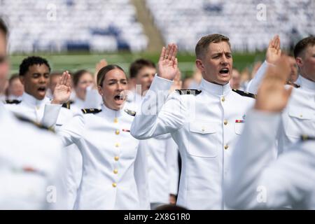 Annapolis, Usa. Mai 2024. Neu in Dienst gestellte Fähnchen leisten den Eid des Amtes während der USA Die Abschlussfeier der Naval Academy und ihre Inbetriebnahme im Navy-Marine Corps Memorial Stadium, 24. Mai 2024, in Annapolis, Maryland. U. US-Verteidigungsminister Lloyd J. Austin III. Hielt die Antrittsrede an die 1.040 Mittelschiffer der Klasse von 2024. Quelle: PO1 Alexander Kubitza/USA Navy/Alamy Live News Stockfoto