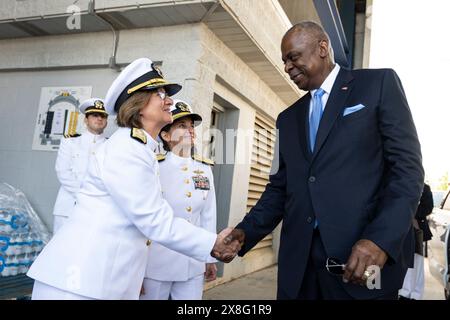 Annapolis, Usa. Mai 2024. U. US-Verteidigungsminister Lloyd Austin, rechts, begrüßt die Chief of Naval Operations Lisa Franchetti, links, und USNA Superintendent Vice ADM. Yvette Davids, Zentrum, bei der Ankunft für die Abschlussfeier und Inbetriebnahme im Navy-Marine Corps Memorial Stadium, 24. Mai 2024, in Annapolis, Maryland. Austin überbrachte die Startrede an die 1.040 Mittelschiffer der Klasse 2024. Quelle: PO1 Alexander Kubitza/USA Navy/Alamy Live News Stockfoto