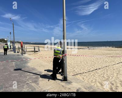 Polizisten am Tatort eines tödlichen Messerstichs am Durley Chine Beach in Bournemouth. Eine 34-jährige Frau wurde am Tatort für tot erklärt, während eine 38-jährige Frau mit sehr schweren Verletzungen ins Krankenhaus gebracht wurde. Ein Junge, 17, wurde wegen Mordverdacht verhaftet, nachdem die Frau am Strand mit der Blauen Flagge erstochen wurde. Bilddatum: Samstag, 25. Mai 2024. Stockfoto