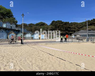 Polizisten am Tatort eines tödlichen Messerstichs am Durley Chine Beach in Bournemouth. Eine 34-jährige Frau wurde am Tatort für tot erklärt, während eine 38-jährige Frau mit sehr schweren Verletzungen ins Krankenhaus gebracht wurde. Ein Junge, 17, wurde wegen Mordverdacht verhaftet, nachdem die Frau am Strand mit der Blauen Flagge erstochen wurde. Bilddatum: Samstag, 25. Mai 2024. Stockfoto