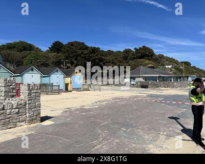 Polizisten am Tatort eines tödlichen Messerstichs am Durley Chine Beach in Bournemouth. Eine 34-jährige Frau wurde am Tatort für tot erklärt, während eine 38-jährige Frau mit sehr schweren Verletzungen ins Krankenhaus gebracht wurde. Ein Junge, 17, wurde wegen Mordverdacht verhaftet, nachdem die Frau am Strand mit der Blauen Flagge erstochen wurde. Bilddatum: Samstag, 25. Mai 2024. Stockfoto