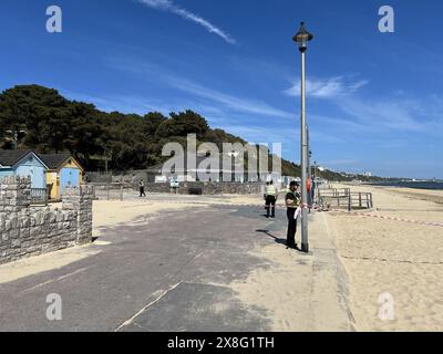 Polizisten am Tatort eines tödlichen Messerstichs am Durley Chine Beach in Bournemouth. Eine 34-jährige Frau wurde am Tatort für tot erklärt, während eine 38-jährige Frau mit sehr schweren Verletzungen ins Krankenhaus gebracht wurde. Ein Junge, 17, wurde wegen Mordverdacht verhaftet, nachdem die Frau am Strand mit der Blauen Flagge erstochen wurde. Bilddatum: Samstag, 25. Mai 2024. Stockfoto