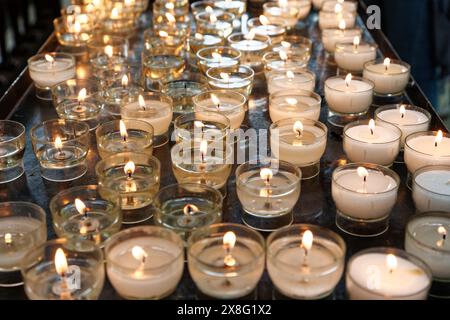 Zündet Kerzen in der Kirche für ein Gebet an. Fotos von Ruhe und Religion. Ruhige Orte des Friedens für die Menschen Stockfoto