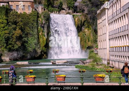 Panoramauntergang im Frühling mit Wasserfall in der mittelalterlichen Dorfstadt Isola del Liri in Italien in Europa. Historisches Touristenziel. Wasserblumen Stockfoto