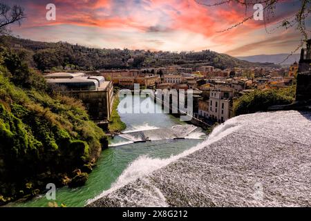 Panoramauntergang im Frühling mit Wasserfall in der mittelalterlichen Dorfstadt Isola del Liri in Italien in Europa. Historisches Touristenziel. Wasserblumen Stockfoto