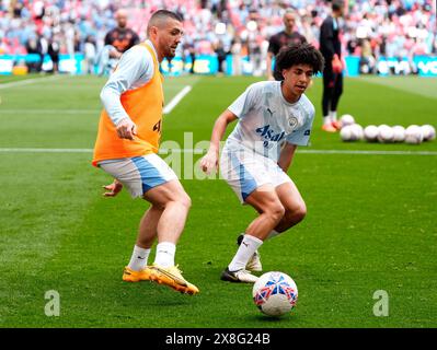 Mateo Kovacic (links) von Manchester City und Rico Lewis von Manchester City wärmen sich vor dem Finale des Emirates FA Cup im Wembley Stadium in London auf. Bilddatum: Samstag, 25. Mai 2024. Stockfoto