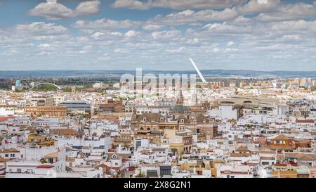 Panoramablick auf Sevilla, Spanien, mit Blick nach Norden in Richtung Alamillo-Brücke Stockfoto