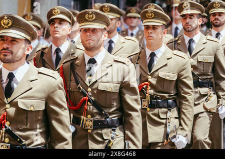 Toledo, Spanien, 19. Juni 2014: Feierliche Prozession: Das Militär bei Fronleichnam in Toledo Stockfoto