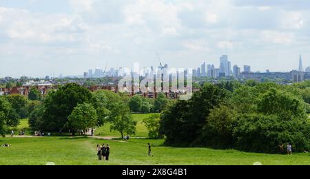 Hampstead Heath, London, Großbritannien. Mai 2024. Der Sonnenschein von Bank Holiday bringt die Menschen nach Hampstead Heath, um das wärmere Wetter zu genießen. Der klare Himmel bietet einen Blick über das Zentrum von London vom Parliament Hill aus. Bridget Catterall/Alamy Live News Stockfoto