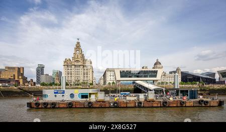 Die drei Graces vom Fluss Mersey aus gesehen - das Royal Liver Building, das Cunard Building und das Port of Liverpool Building, zusammen mit dem Mersey Stockfoto