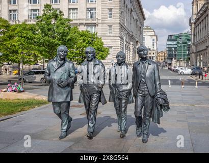 Statuen der vier Beatles, die am 21. Mai 2024 in der Nähe des Royal Liver Building am Ufer in Liverpool, Merseyside, Großbritannien spazieren Stockfoto