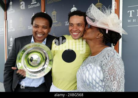 Jockey Sean Levey (Mitte) feiert nach dem Gewinn der Tattersalls Irish 2.000 Guineas (Gruppe 1) mit seiner Mutter Margaret und seinem Bruder Lindani am Tattersalls Irish 2000 Guineas Day auf der Rennbahn Curragh, County Kildare. Bilddatum: Samstag, 25. Mai 2024. Stockfoto