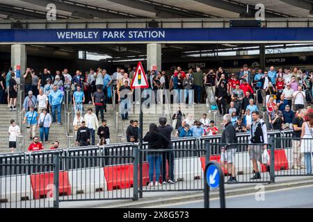 London, Großbritannien. 25. Mai 2024. Fans verlassen die U-Bahn-Station Wembley Park für das FA Cup Finale zwischen Manchester City und Manchester United im Wembley Stadium, eine Wiederholung des letzten Jahres Finale. In der Gegend wurde ein Alkoholverbot verhängt, um die Menschenmenge zu schützen. Quelle: Stephen Chung / Alamy Live News Stockfoto