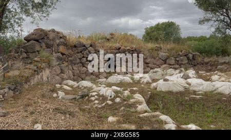 nuraghe in Ruinen bei Ausgrabungen Stockfoto