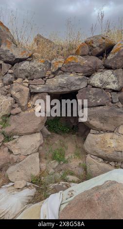 nuraghe in Ruinen bei Ausgrabungen Stockfoto