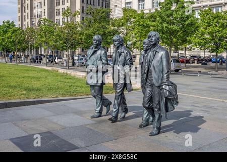 Statuen der vier Beatles, die am 21. Mai 2024 in der Nähe des Royal Liver Building am Ufer in Liverpool, Merseyside, Großbritannien spazieren Stockfoto