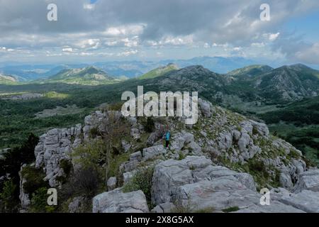 Klettern Sie auf Kalksteinspalten zum Subra-Gipfel, Orjen Mountains, Herceg Novi, Montenegro Stockfoto