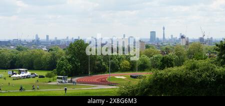 Hampstead Heath, London, Großbritannien. Mai 2024. Der Sonnenschein von Bank Holiday bringt die Menschen nach Hampstead Heath, um das wärmere Wetter zu genießen. Der klare Himmel bietet einen Blick über das Zentrum von London vom Parliament Hill aus. Bridget Catterall/Alamy Live News Stockfoto