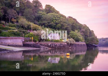 Abendlicher Blick auf den Fluss FAL vom Steg, Trelissick Garden, Feock, Cornwall. Man kann die Rutsche für den Zugang zur King Harry Ferry sehen. Stockfoto