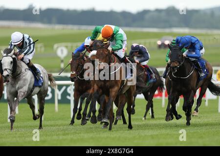 Crystal Black wurde von Jockey Colin Keane (Mitte) auf dem Weg zum Sieg des Infinite Energy Handicap (Premier Handicap) am Tattersalls Irish 2000 Guineas Day auf der Rennbahn Curragh, County Kildare, gefahren. Bilddatum: Samstag, 25. Mai 2024. Stockfoto