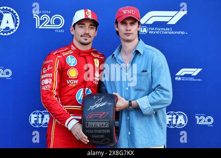 Monaco, Monte Carlo. Mai 2024. (L bis R): Charles Leclerc (MON) Ferrari erhält den Pirelli Pole Position Award von Nicholas Galitzine (GBR) Schauspieler im Qualifying parc Ferme. 25.05.2024. Formel-1-Weltmeisterschaft, Rd 8, Grand Prix Von Monaco, Monte Carlo, Monaco, Qualifizierender Tag. Das Foto sollte lauten: XPB/Alamy Live News. Stockfoto