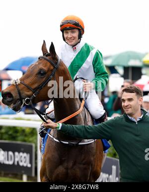 Crystal Black wurde von Jockey Colin Keane geritten, nachdem er das Infinite Energy Handicap (Premier Handicap) am Tattersalls Irish 2000 Guineas Day auf der Rennbahn Curragh, County Kildare gewonnen hatte. Bilddatum: Samstag, 25. Mai 2024. Stockfoto