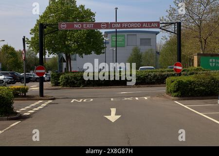 Eine deutlich sichtbare Gantry mit Höhenbegrenzung und Beschilderung in Walisisch und Englisch, dass es KEINEN AUSGANG von diesem Ende des Parkplatzes gibt. Stockfoto