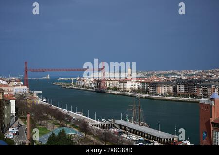 Blick auf die Bizkaia-Brücke über die Nervión-Mündung von Portugalete Stockfoto