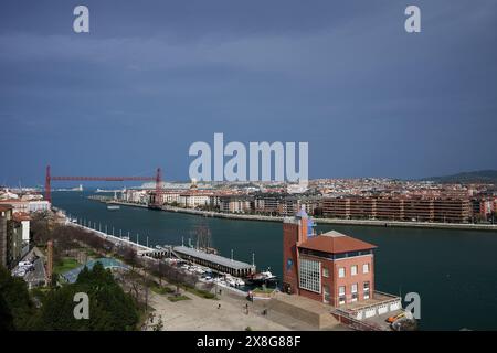 Blick auf die Bizkaia-Brücke über die Nervión-Mündung von Portugalete Stockfoto