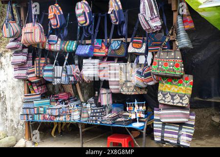 Handgemachte Souvenir- und Kulturtaschen in Delo, Kalimpong. Stockfoto