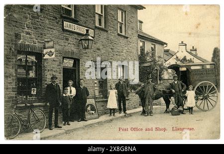 Ursprünglich aus den frühen 1900er Jahren stammende Postkarte des Postamtes und Ladens in Llangorse, James Price besaß dieses Geschäft sowie den Lieferwagen für Bäcker und Lebensmittelhändler, und das Foto selbst stammt von James Price & Son aus dem Dorf Llangorse, Powys, nahe Brecon, Wales, UK Victorian Shop/Edwardian Shop. Viktorianisches Postamt. Das Foto stammt aus der Zeit um 1910 von den Moden, wurde aber am 4. August 1915 veröffentlicht Stockfoto