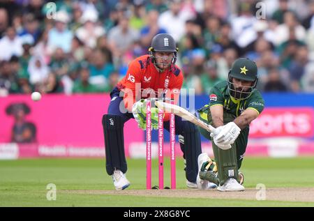 Der Pakistans Fakhar Zaman trifft beim zweiten IT20-Spiel in Edgbaston, Birmingham, gegen den englischen Wicket-Keeper Jos Buttler. Bilddatum: Samstag, 25. Mai 2024. Stockfoto