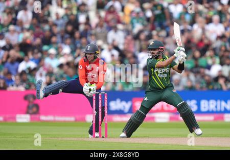 Pakistans Babar Azam trifft beim zweiten IT20-Spiel in Edgbaston, Birmingham, gegen den englischen Wicket-Keeper Jos Buttler. Bilddatum: Samstag, 25. Mai 2024. Stockfoto